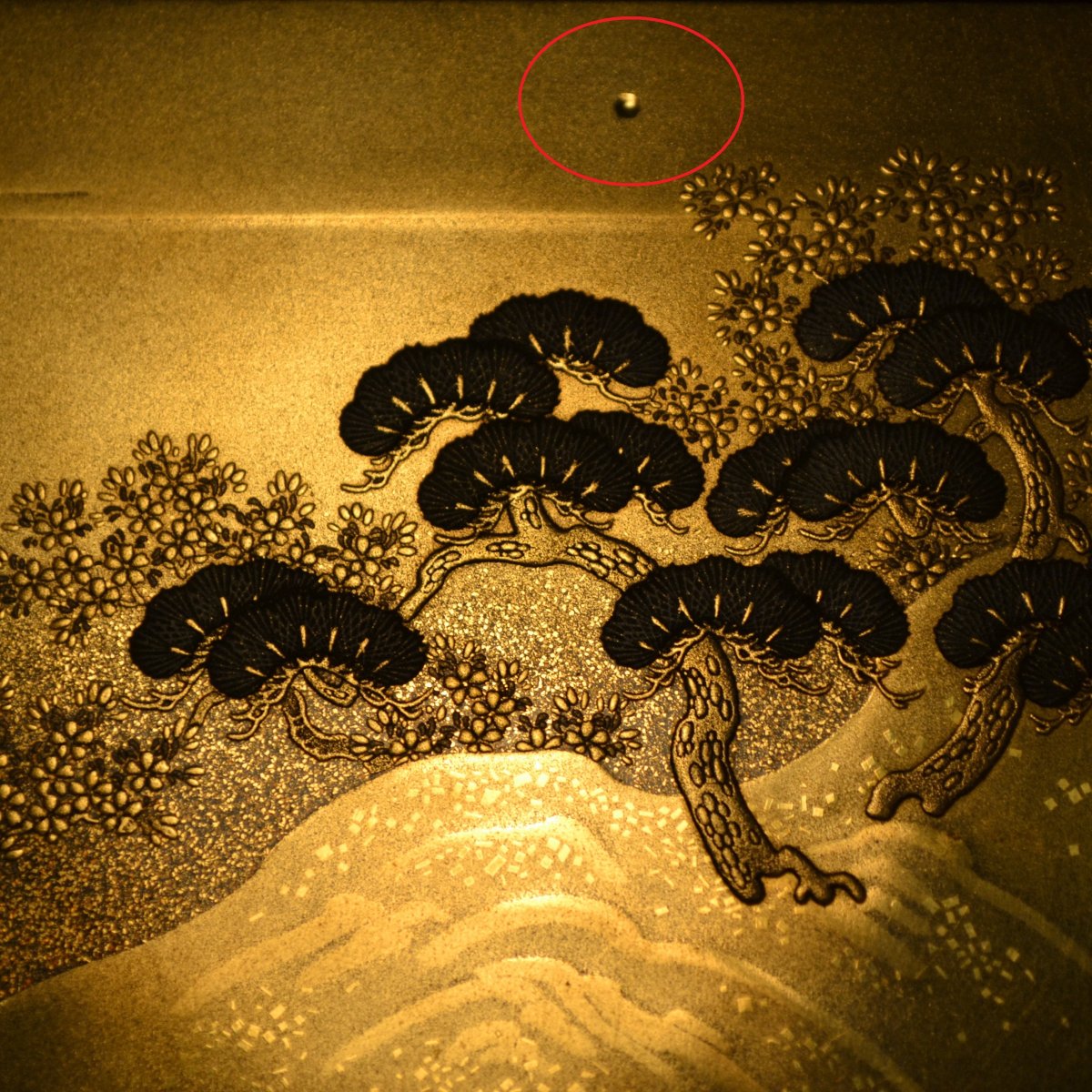 Boite en laque or. Kobako. Décor de Chrysanthèmes. Japon Edo. -photo-5