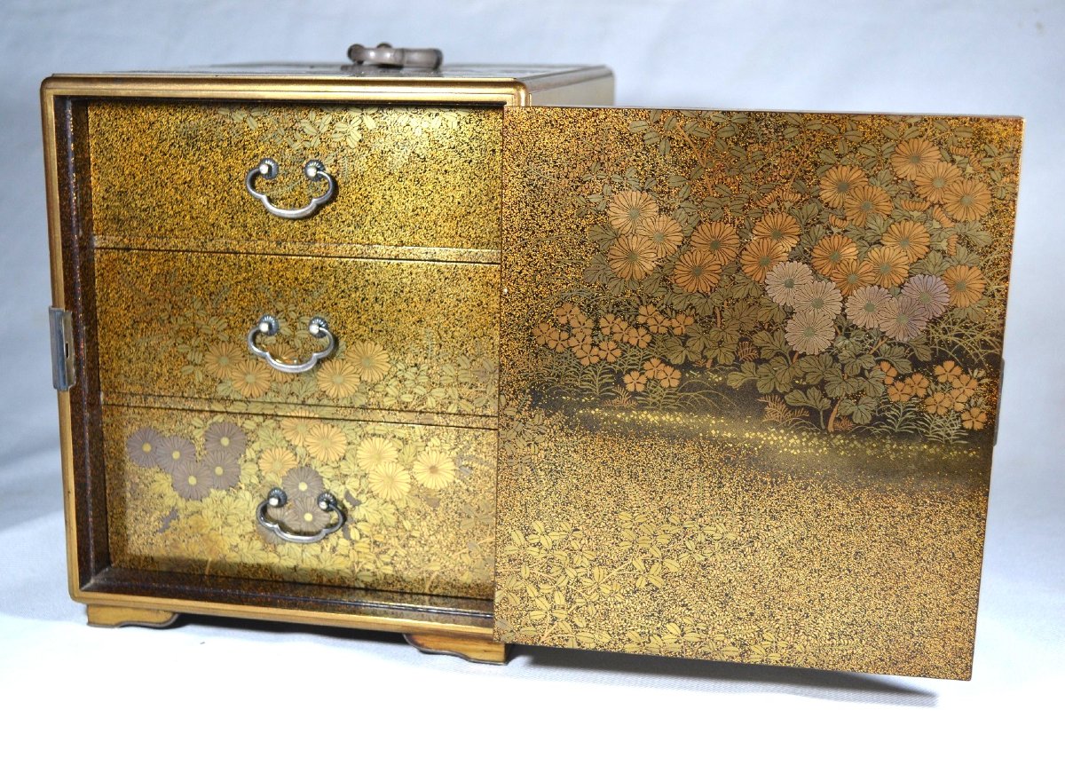 Boite en laque or. Kobako. Décor de Chrysanthèmes. Japon Edo. -photo-6