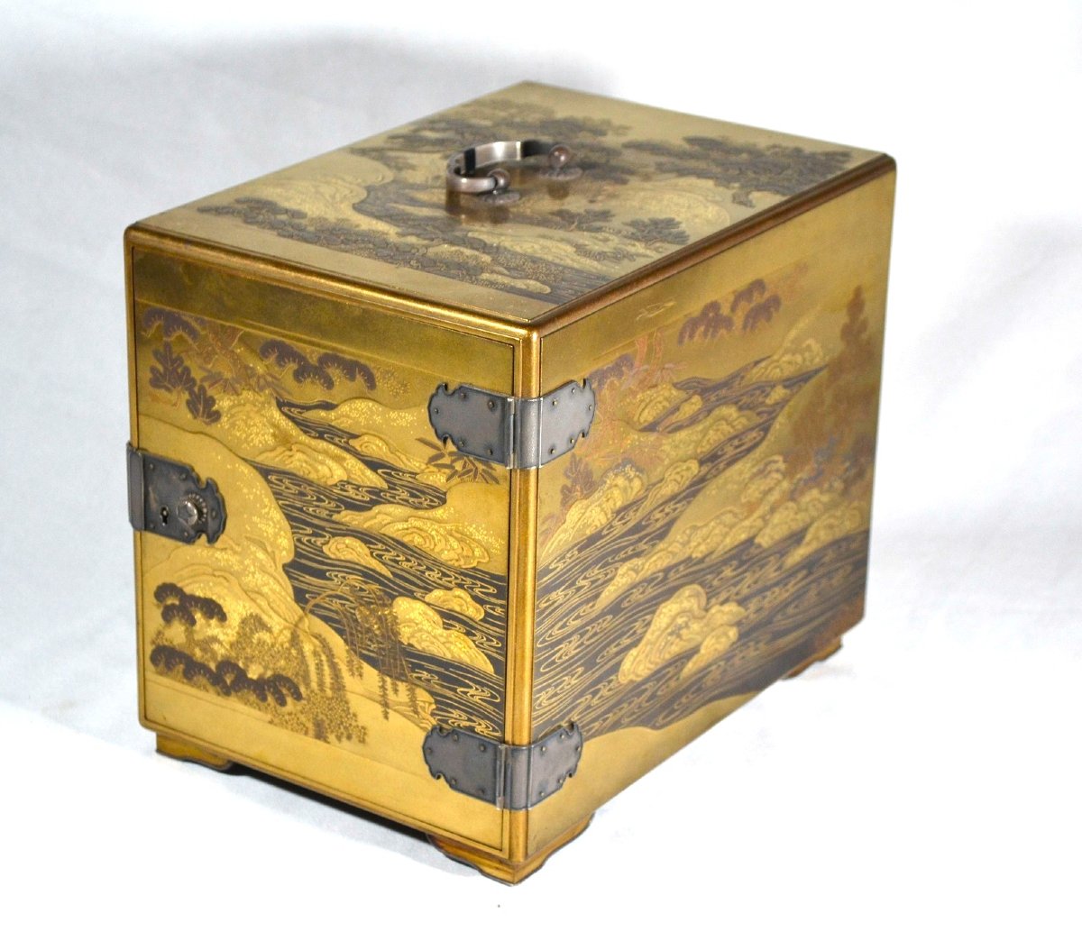 Boite en laque or. Kobako. Décor de Chrysanthèmes. Japon Edo. 