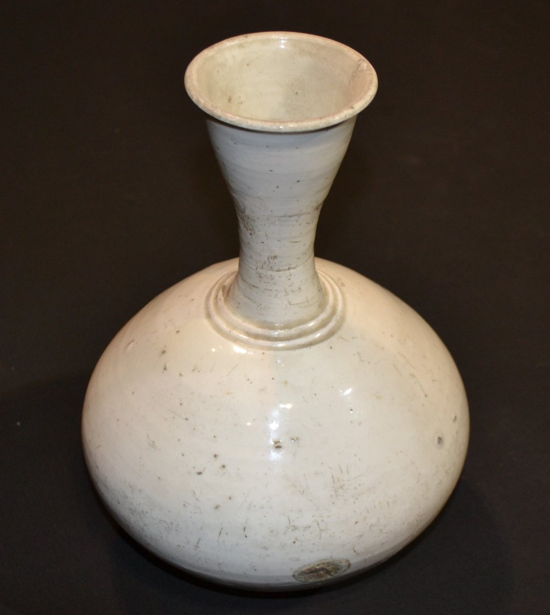 White Porcelain Vase. Korea, Joseon (choson) Period, 19th Century -photo-3