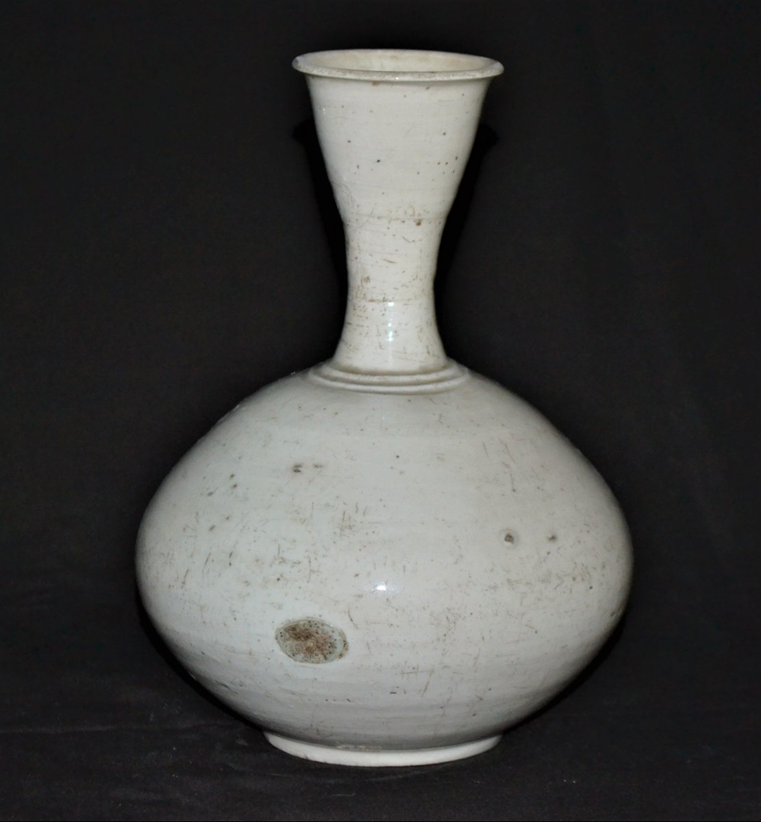 White Porcelain Vase. Korea, Joseon (choson) Period, 19th Century -photo-1