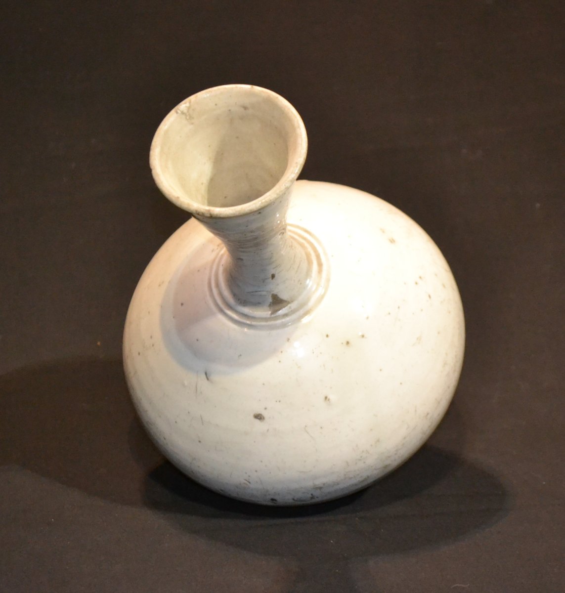 White Porcelain Vase. Korea, Joseon (choson) Period, 19th Century -photo-3