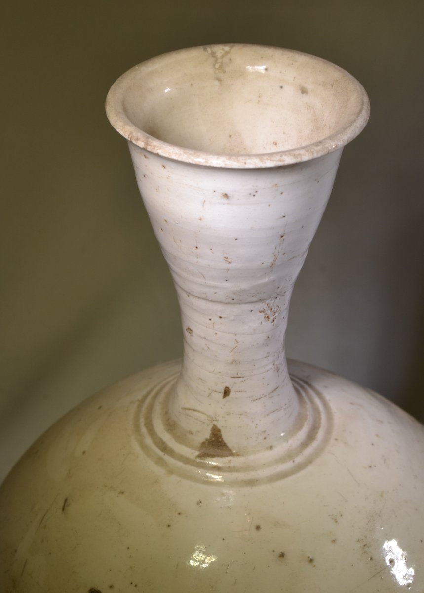 White Porcelain Vase. Korea, Joseon (choson) Period, 19th Century -photo-7