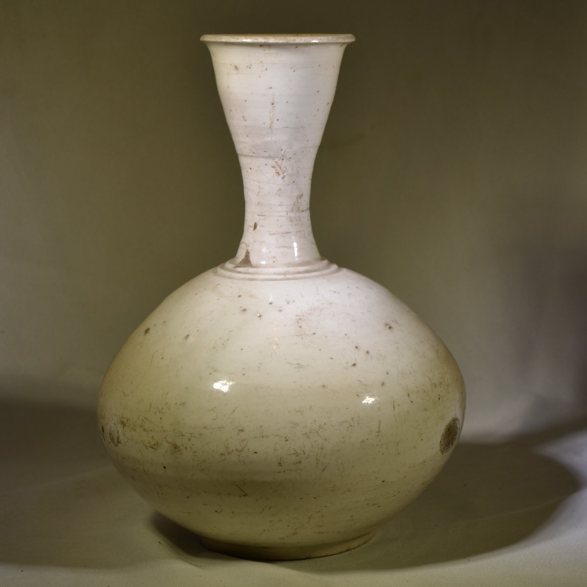 White Porcelain Vase. Korea, Joseon (choson) Period, 19th Century -photo-8