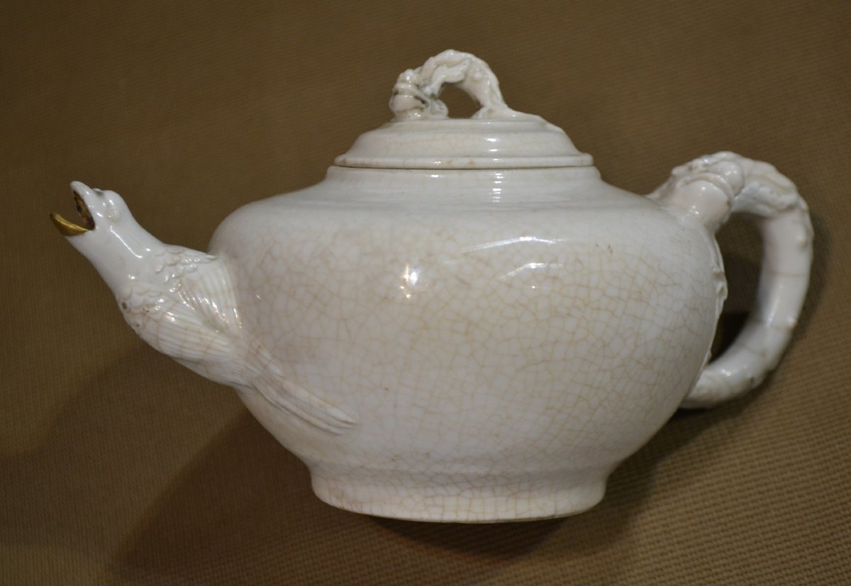 Théière en porcelaine craquelée, oiseau et dragons. Chine 18° siècle. 