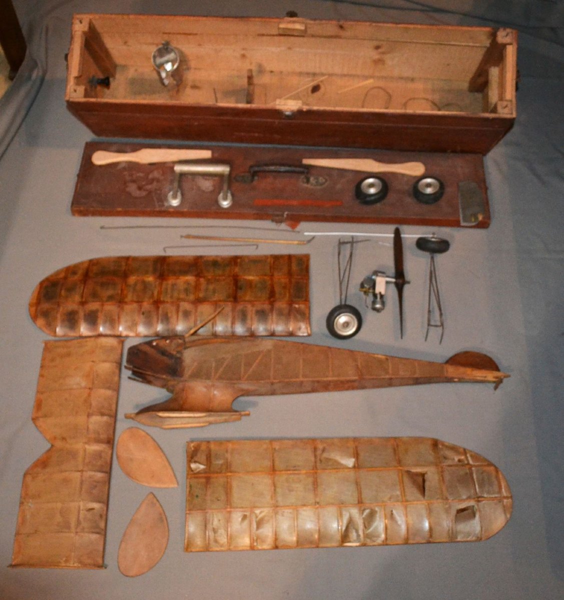 Maquette d'avion en bois et soie équipée d'un moteur diesel Allouchery. France 1925-30.-photo-2