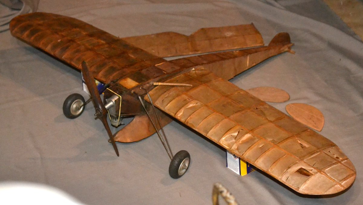 Maquette d'avion en bois et soie équipée d'un moteur diesel Allouchery. France 1925-30.-photo-3