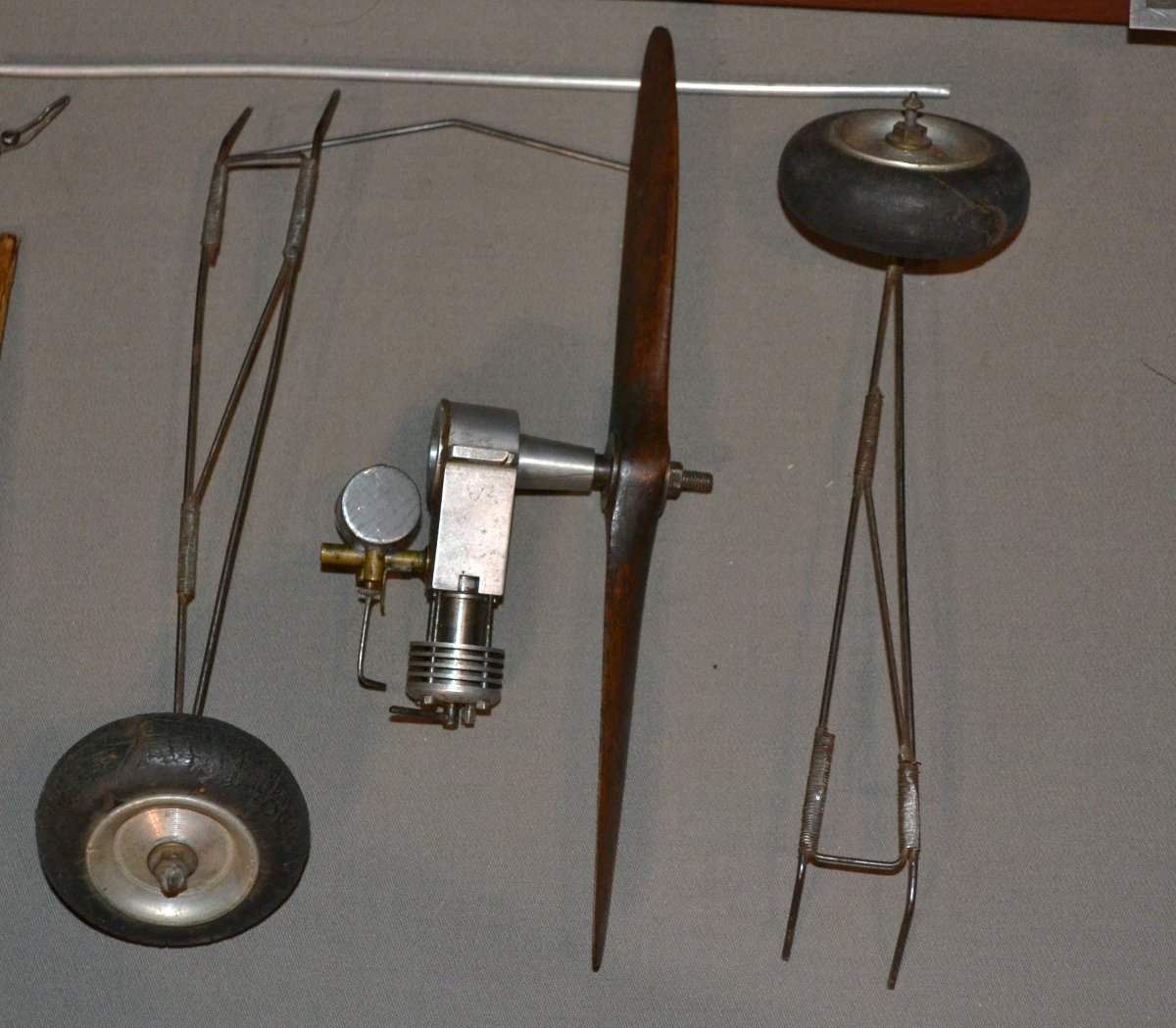 Maquette d'avion en bois et soie équipée d'un moteur diesel Allouchery. France 1925-30.-photo-1