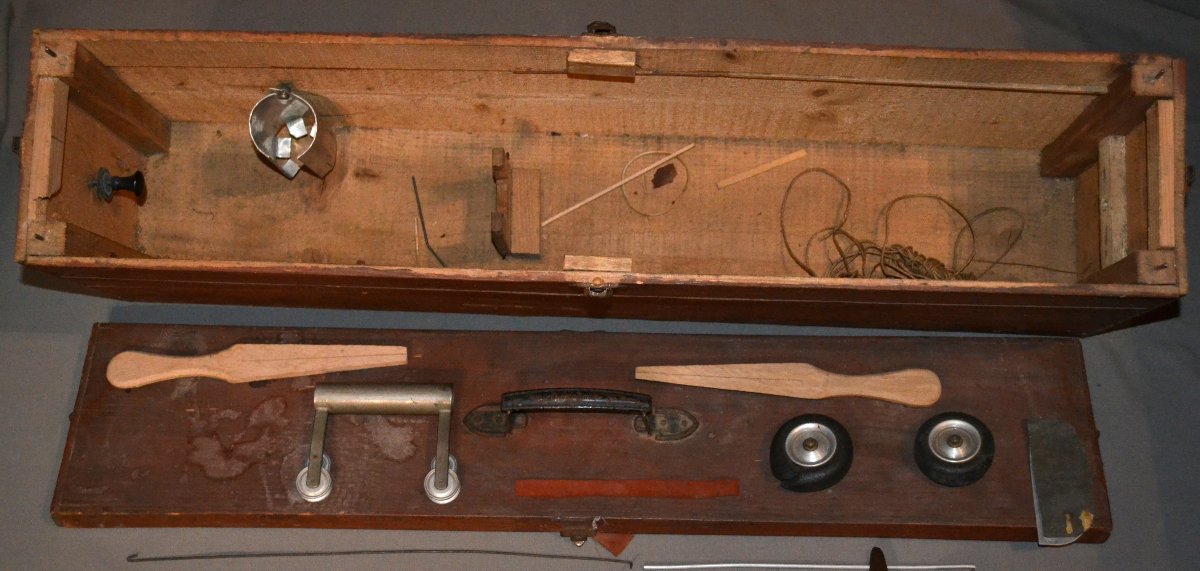 Maquette d'avion en bois et soie équipée d'un moteur diesel Allouchery. France 1925-30.-photo-4