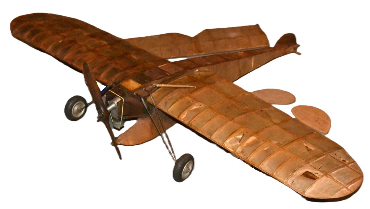 Maquette d'avion en bois et soie équipée d'un moteur diesel Allouchery. France 1925-30.