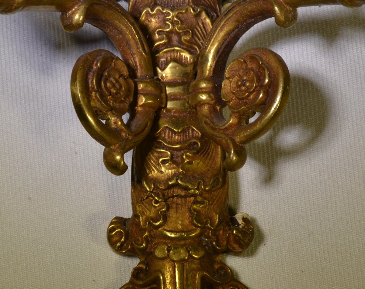 Petites paire d'appliques à deux bras de lumière en bronze doré. Style empire. -photo-2