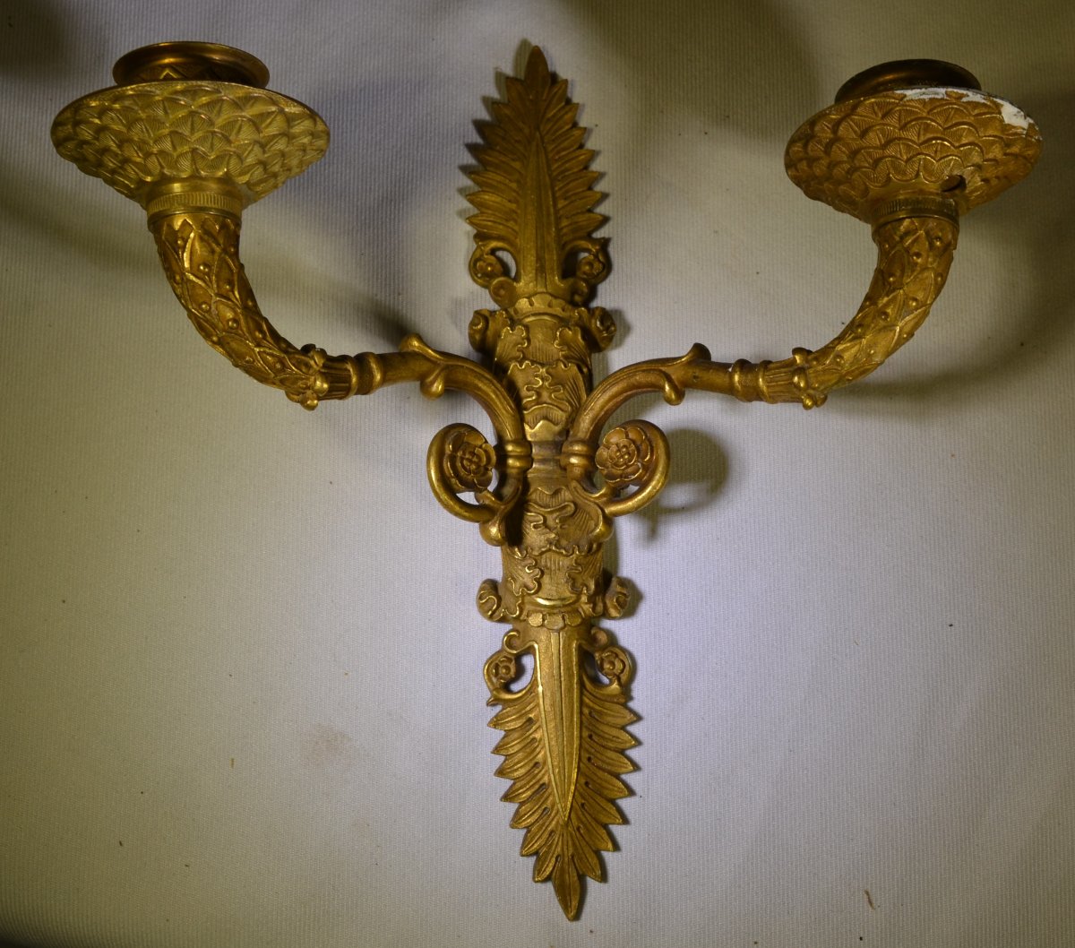 Petites paire d'appliques à deux bras de lumière en bronze doré. Style empire. 