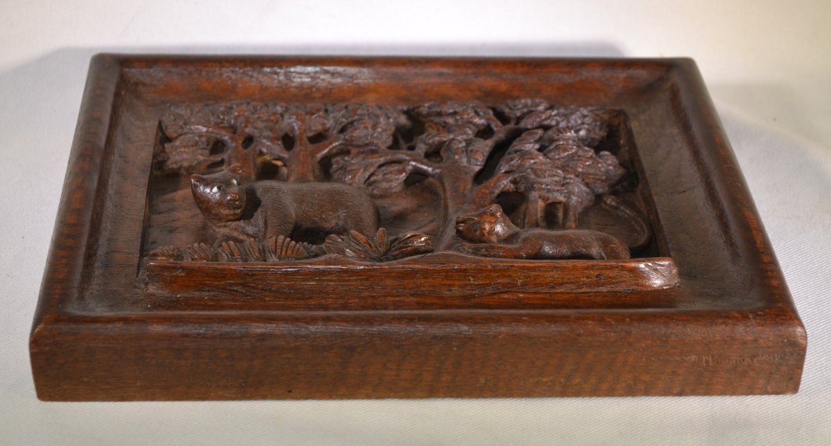 Panneau en bois sculpté d'un ours et d'un lion. Europe 18°siècle. -photo-1