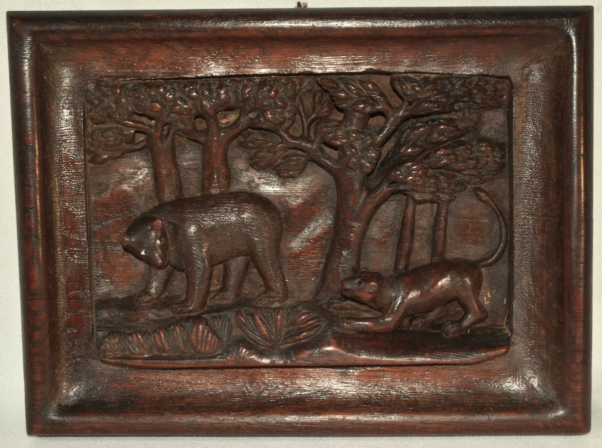 Panneau en bois sculpté d'un ours et d'un lion. Europe 18°siècle. 