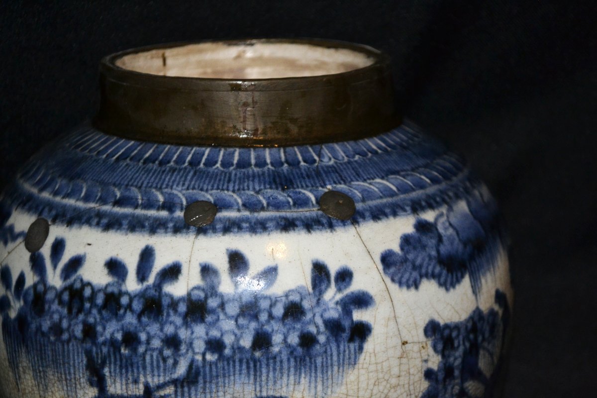 Jarre en porcelaine d'Arita. Décor en bleu de cobalt. Japon, XVIIe siècle.  -photo-1