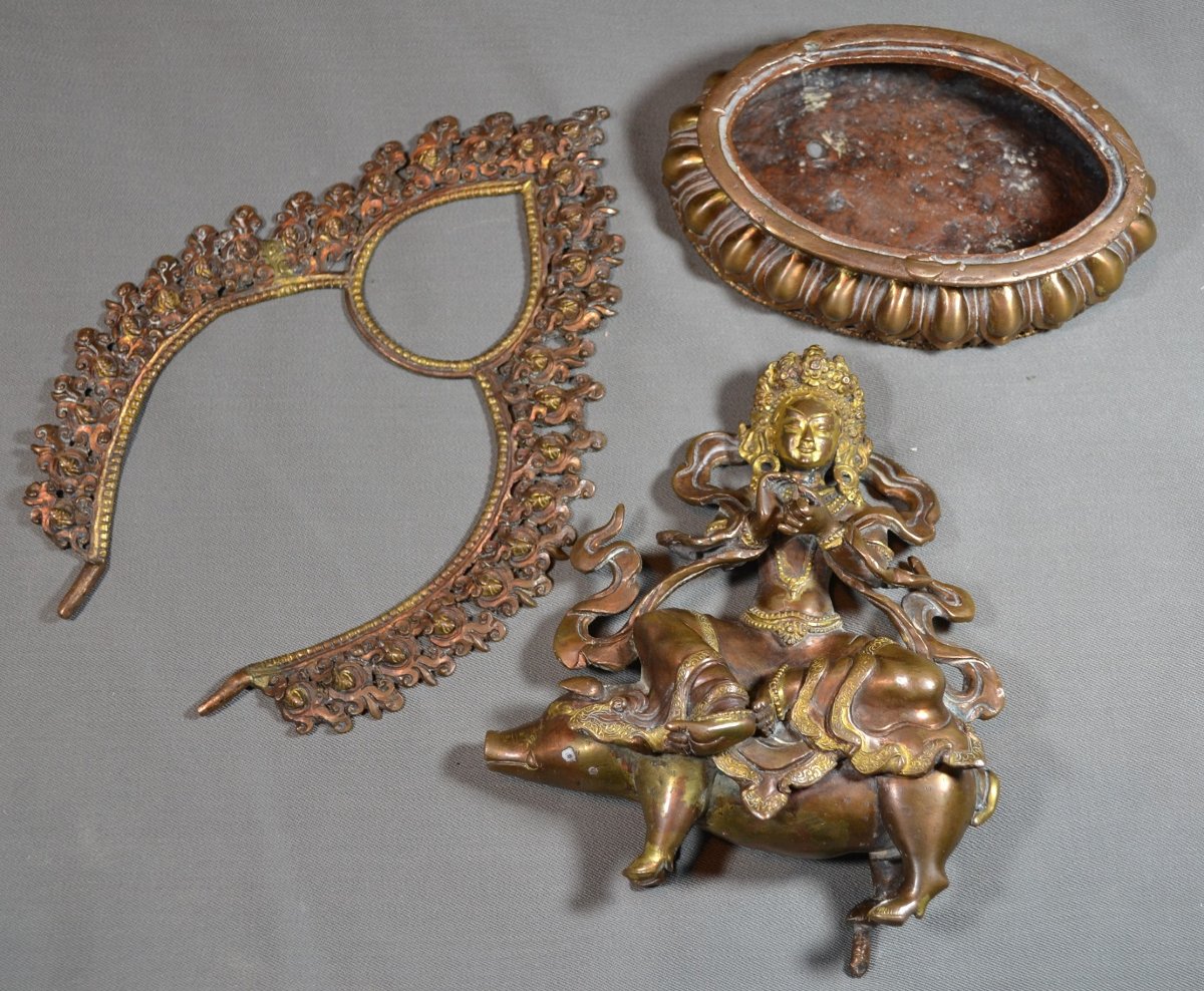 Divinité sur sanglier en bronze doré. Style de Zanabazar. Mongolie vers 1900. -photo-1