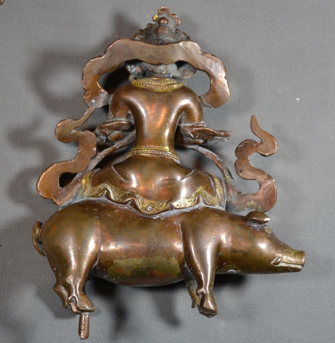 Divinité sur sanglier en bronze doré. Style de Zanabazar. Mongolie vers 1900. -photo-7