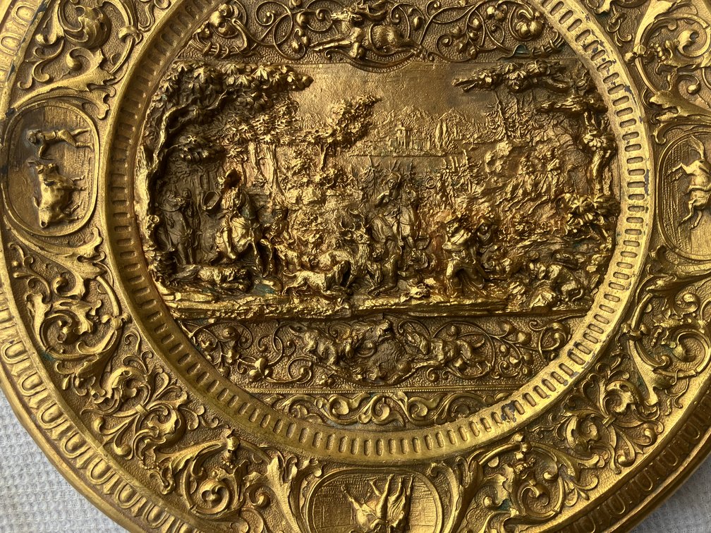 Plat en cuivre doré, décor de chasse et tauromachie. Galvanoplastie 19° siècle. -photo-4