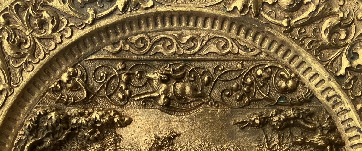 Plat en cuivre doré, décor de chasse et tauromachie. Galvanoplastie 19° siècle. -photo-1