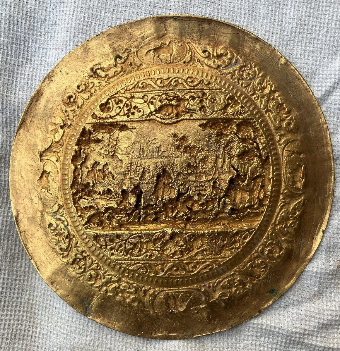 Plat en cuivre doré, décor de chasse et tauromachie. Galvanoplastie 19° siècle. -photo-2