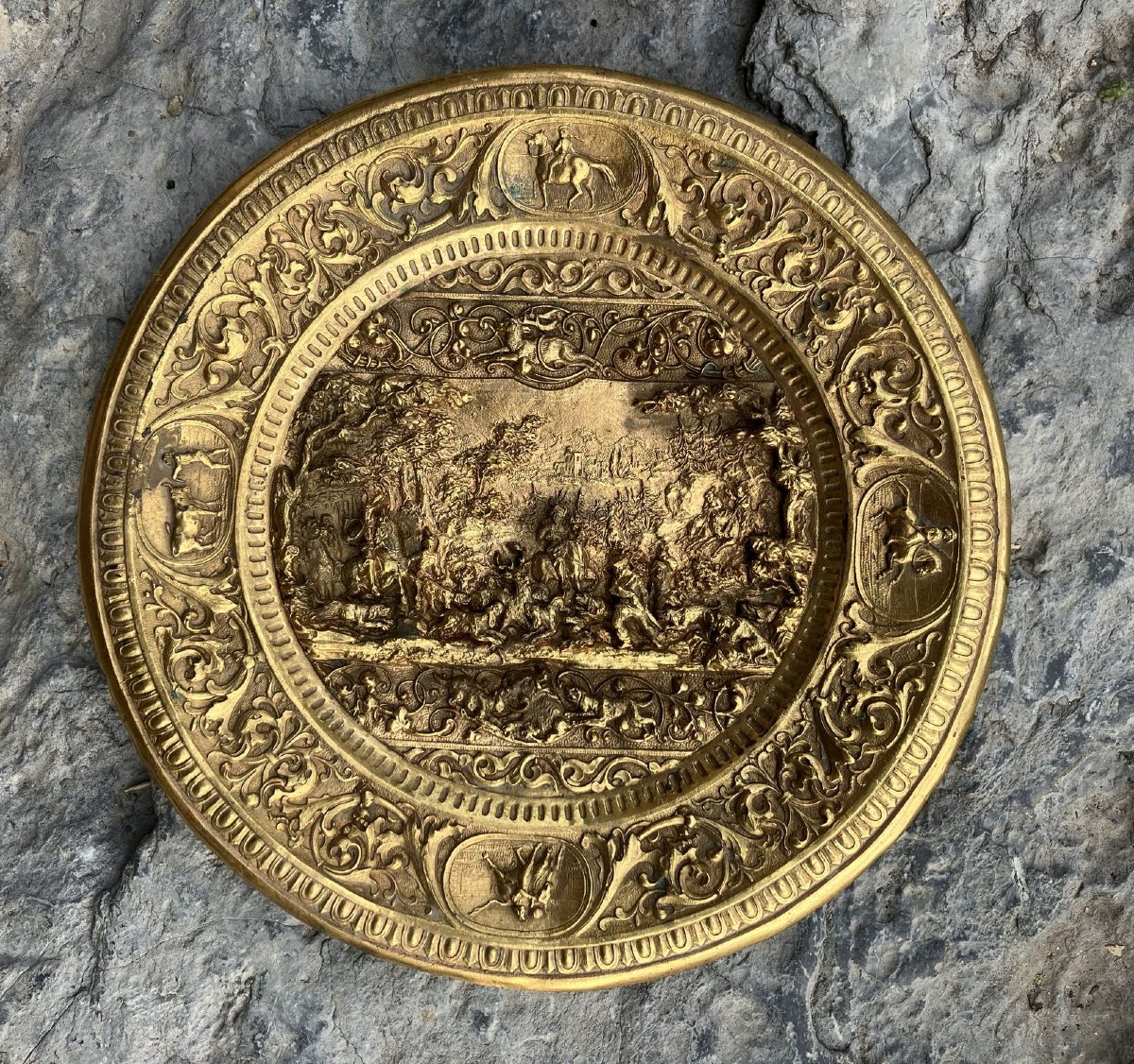 Plat en cuivre doré, décor de chasse et tauromachie. Galvanoplastie 19° siècle. 