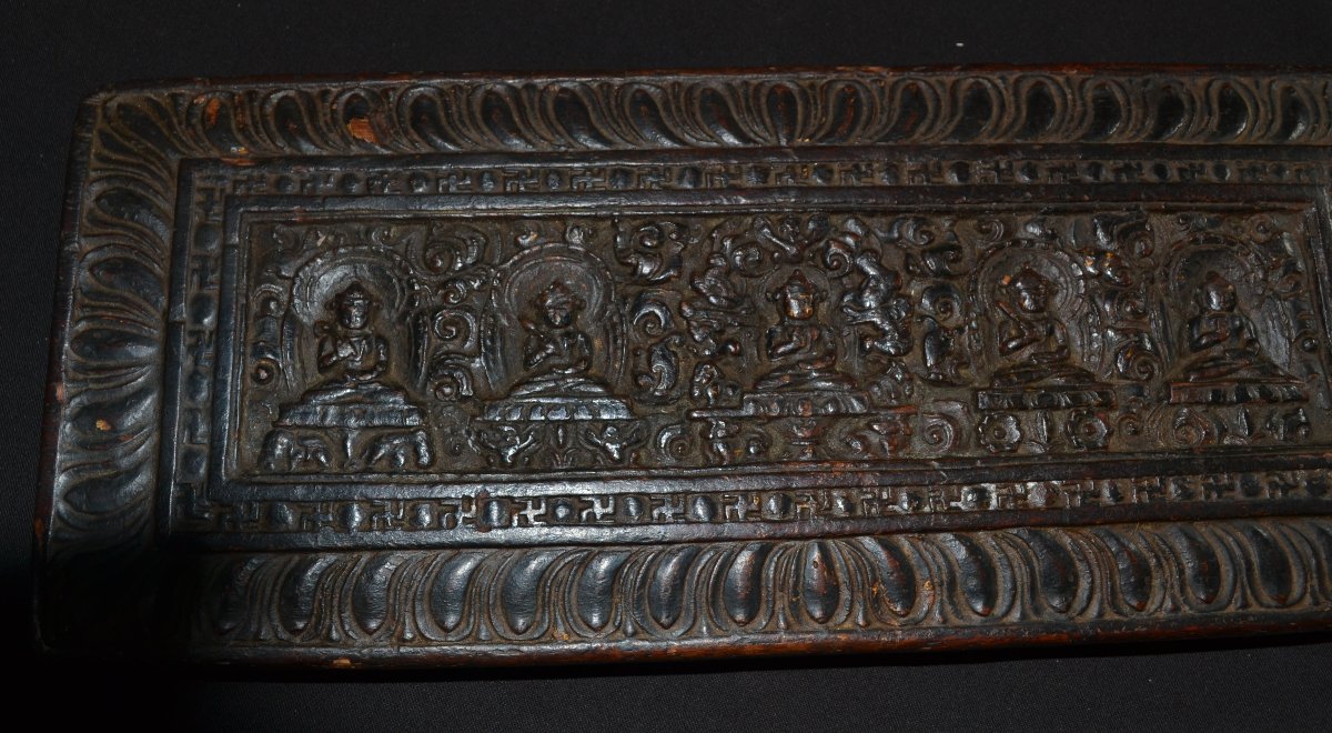 Couverture de manuscrit tibétain (glegs shing). Tibet, XIIIe siècle, peut-être antérieure.  -photo-1