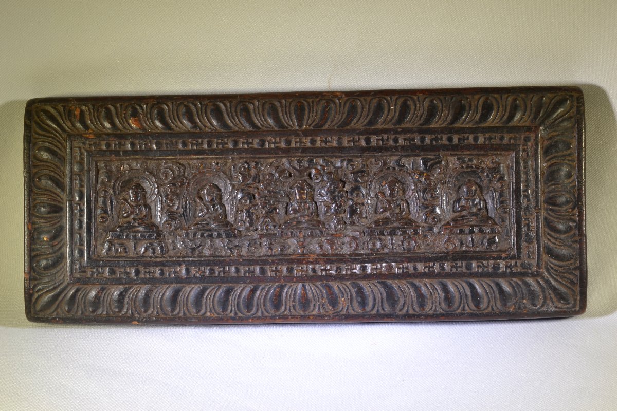 Couverture de manuscrit tibétain (glegs shing). Tibet, XIIIe siècle, peut-être antérieure.  