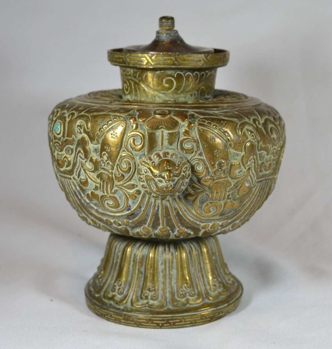 Vase en métal repoussé et incrusté de pierres. Tibet 18° siècle ou avant. -photo-2