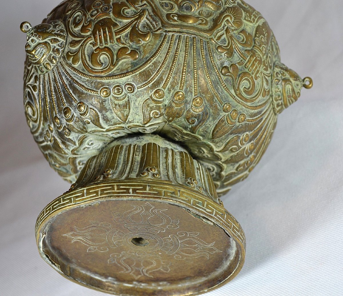 Vase en métal repoussé et incrusté de pierres. Tibet 18° siècle ou avant. -photo-3