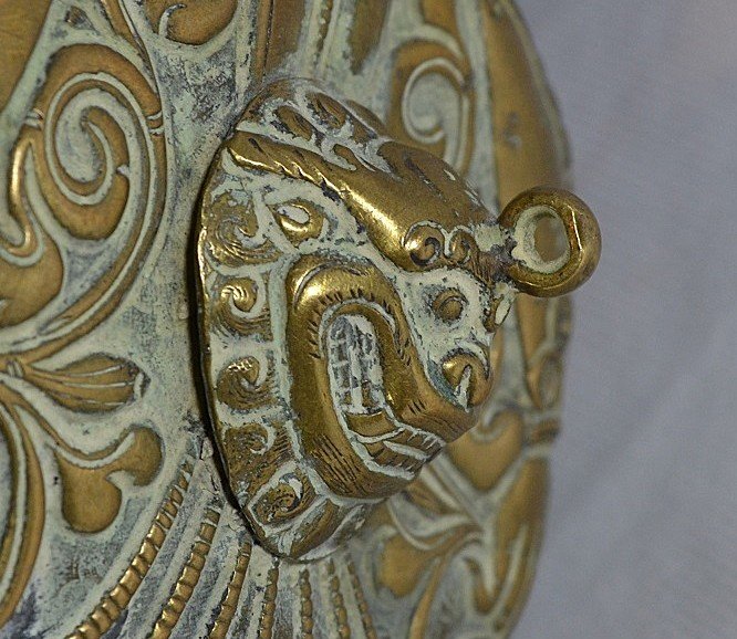 Vase en métal repoussé et incrusté de pierres. Tibet 18° siècle ou avant. -photo-1