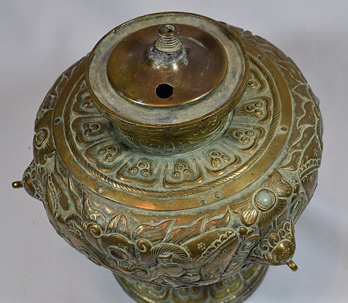 Vase en métal repoussé et incrusté de pierres. Tibet 18° siècle ou avant. -photo-2