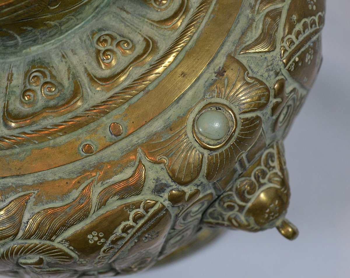 Vase en métal repoussé et incrusté de pierres. Tibet 18° siècle ou avant. -photo-3
