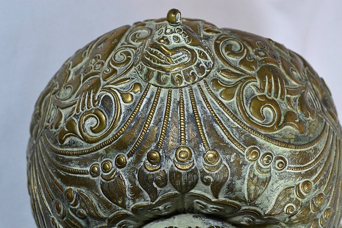Vase en métal repoussé et incrusté de pierres. Tibet 18° siècle ou avant. -photo-5