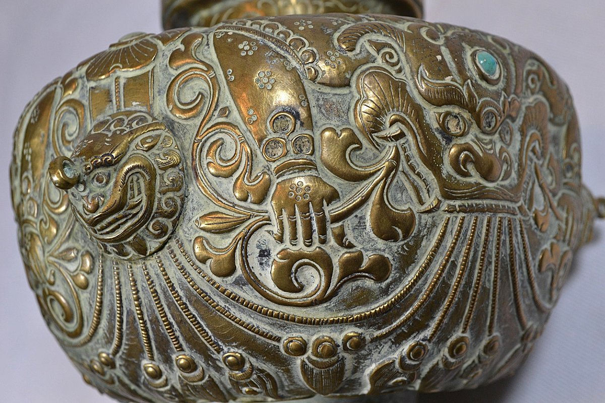 Vase en métal repoussé et incrusté de pierres. Tibet 18° siècle ou avant. -photo-6