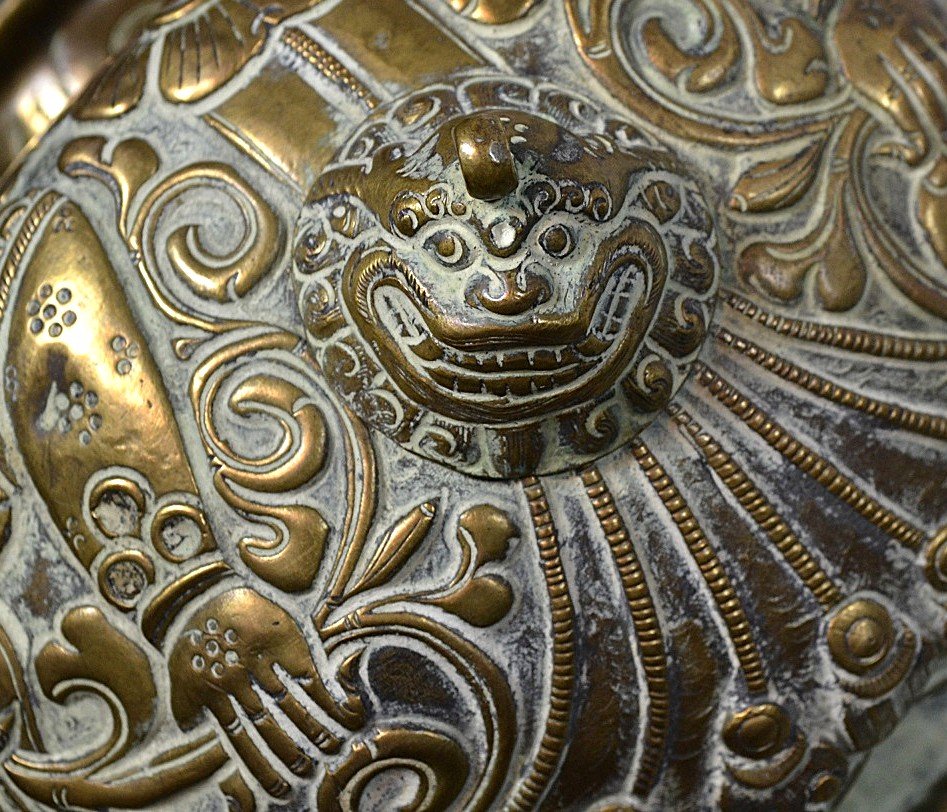 Vase en métal repoussé et incrusté de pierres. Tibet 18° siècle ou avant. -photo-7