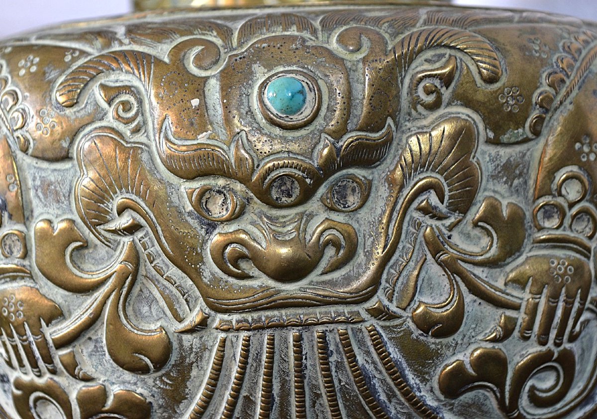 Vase en métal repoussé et incrusté de pierres. Tibet 18° siècle ou avant. -photo-8