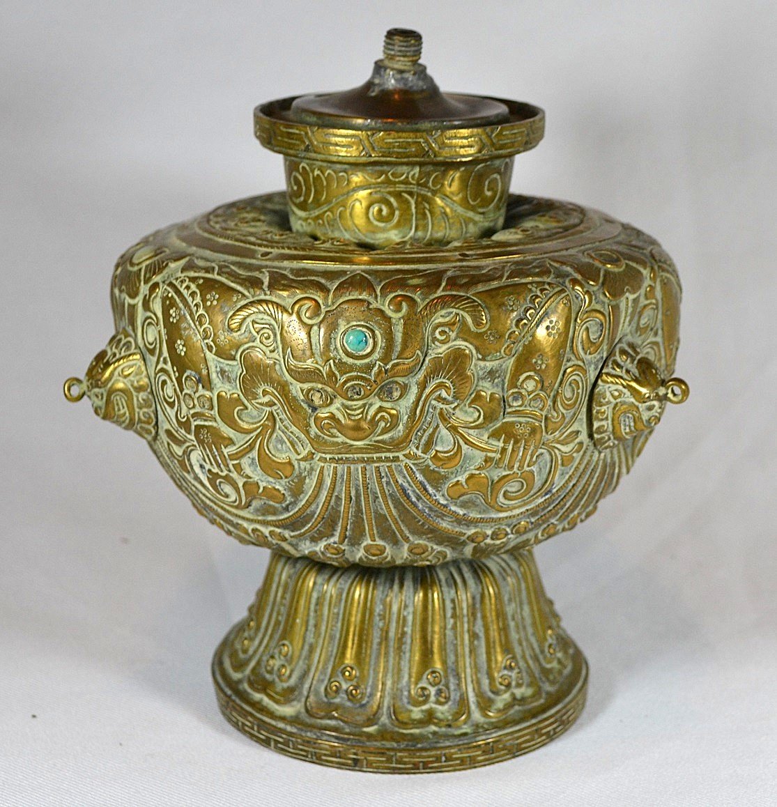 Vase en métal repoussé et incrusté de pierres. Tibet 18° siècle ou avant. 