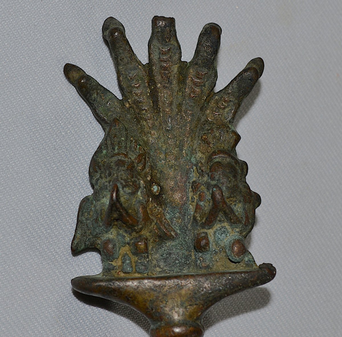 Clochette en bronze. Divinités et cobras.Khmer 12°-15°siècle .-photo-3