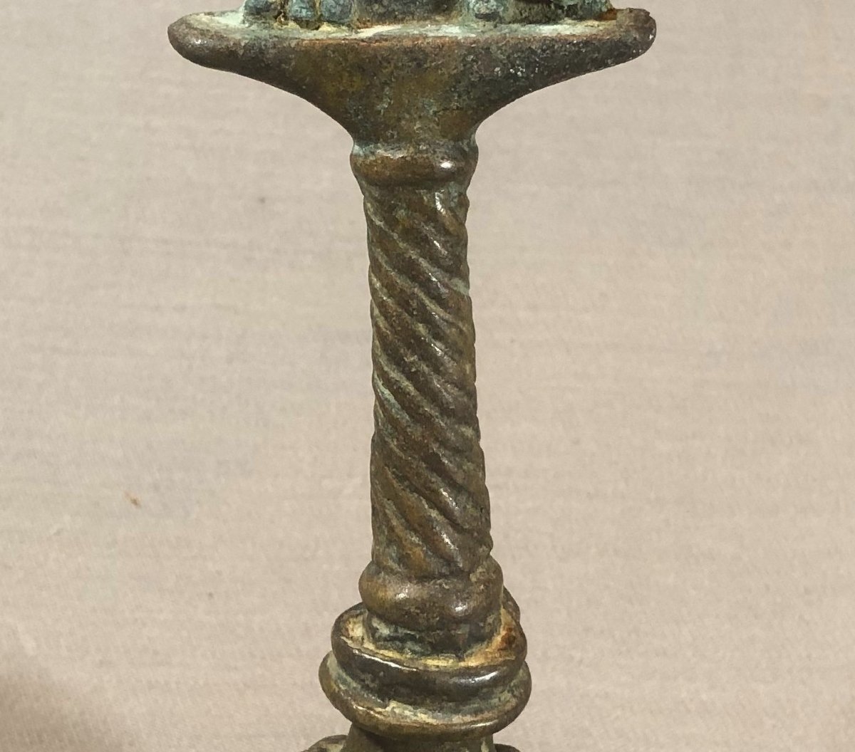 Clochette en bronze. Divinités et cobras.Khmer 12°-15°siècle .-photo-1