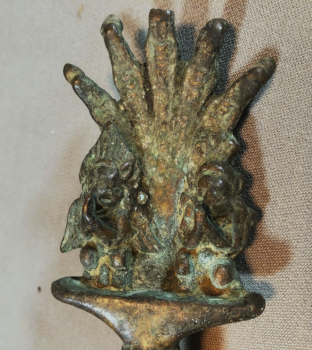 Clochette en bronze. Divinités et cobras.Khmer 12°-15°siècle .-photo-2