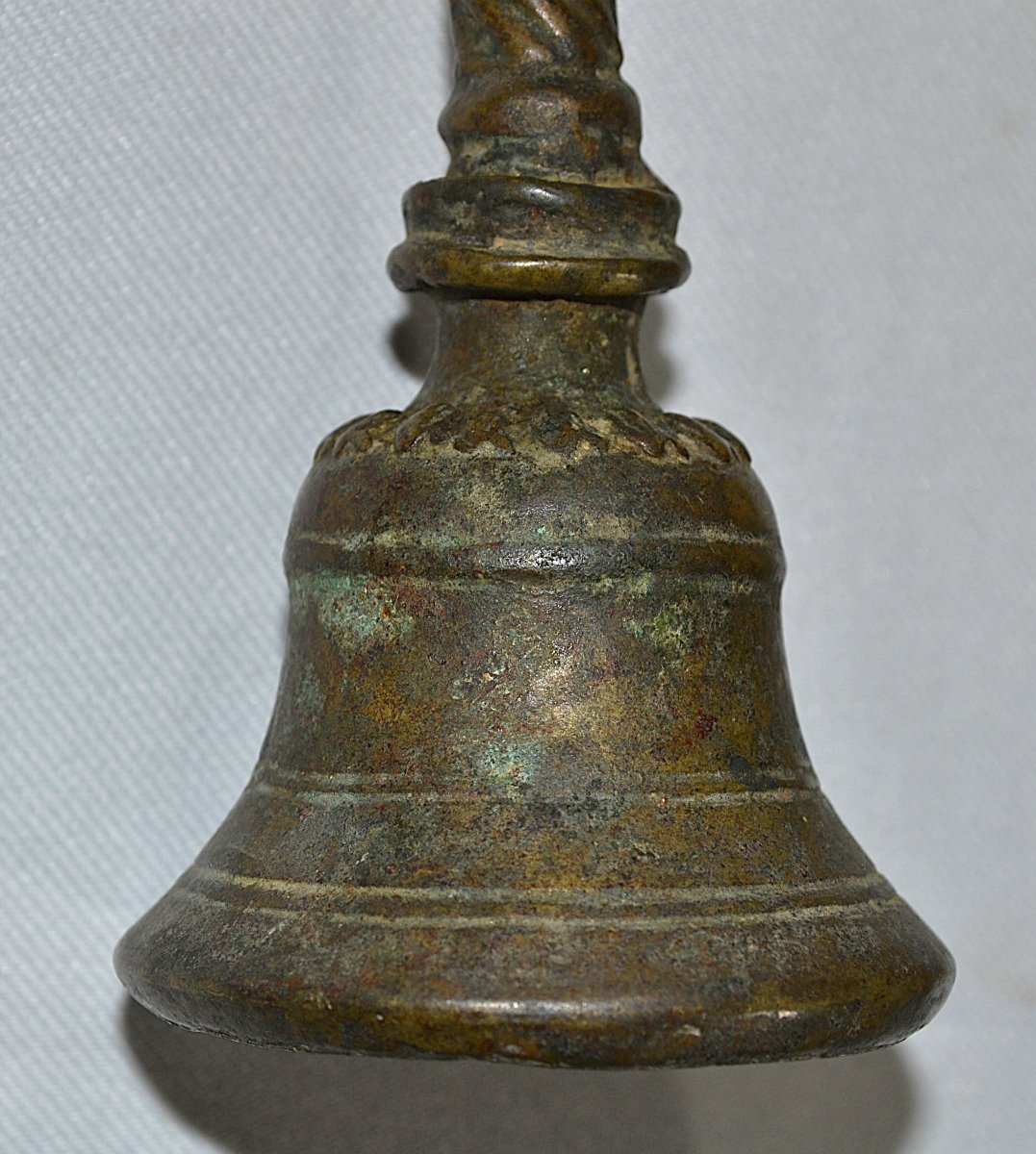 Clochette en bronze. Divinités et cobras.Khmer 12°-15°siècle .-photo-4