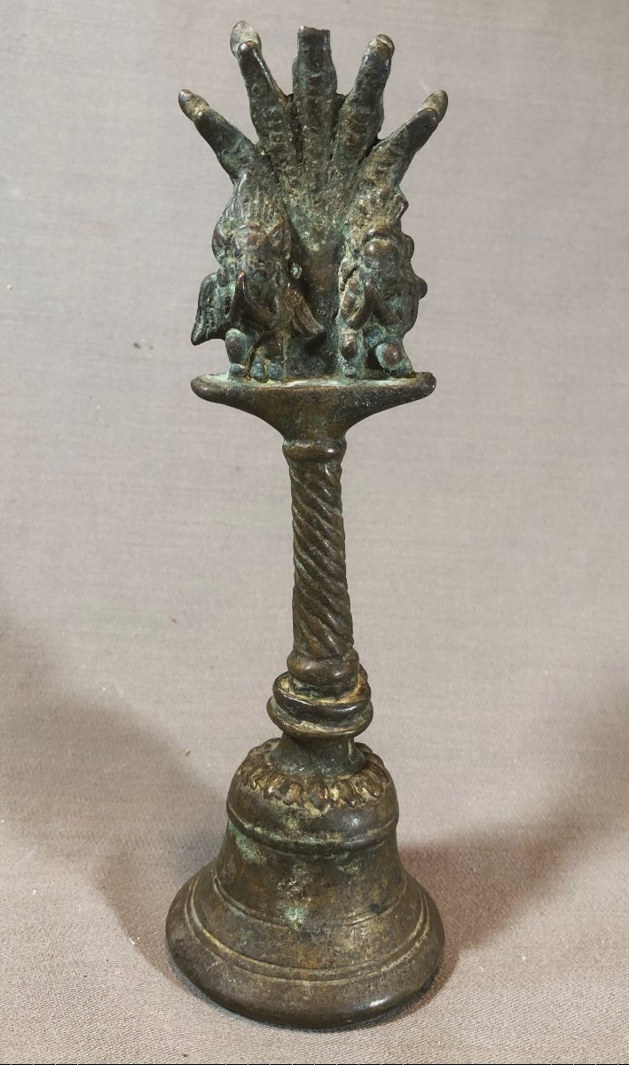 Clochette en bronze. Divinités et cobras.Khmer 12°-15°siècle .