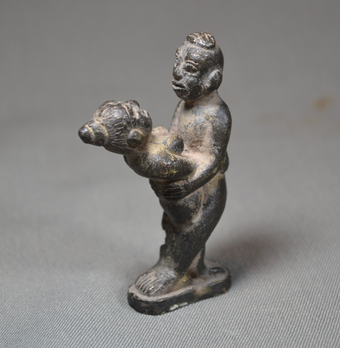  A Couple Embracing, Cast In Bronze. Southeast Asia, India, Ceylon, Kashmir. Antique. -photo-3