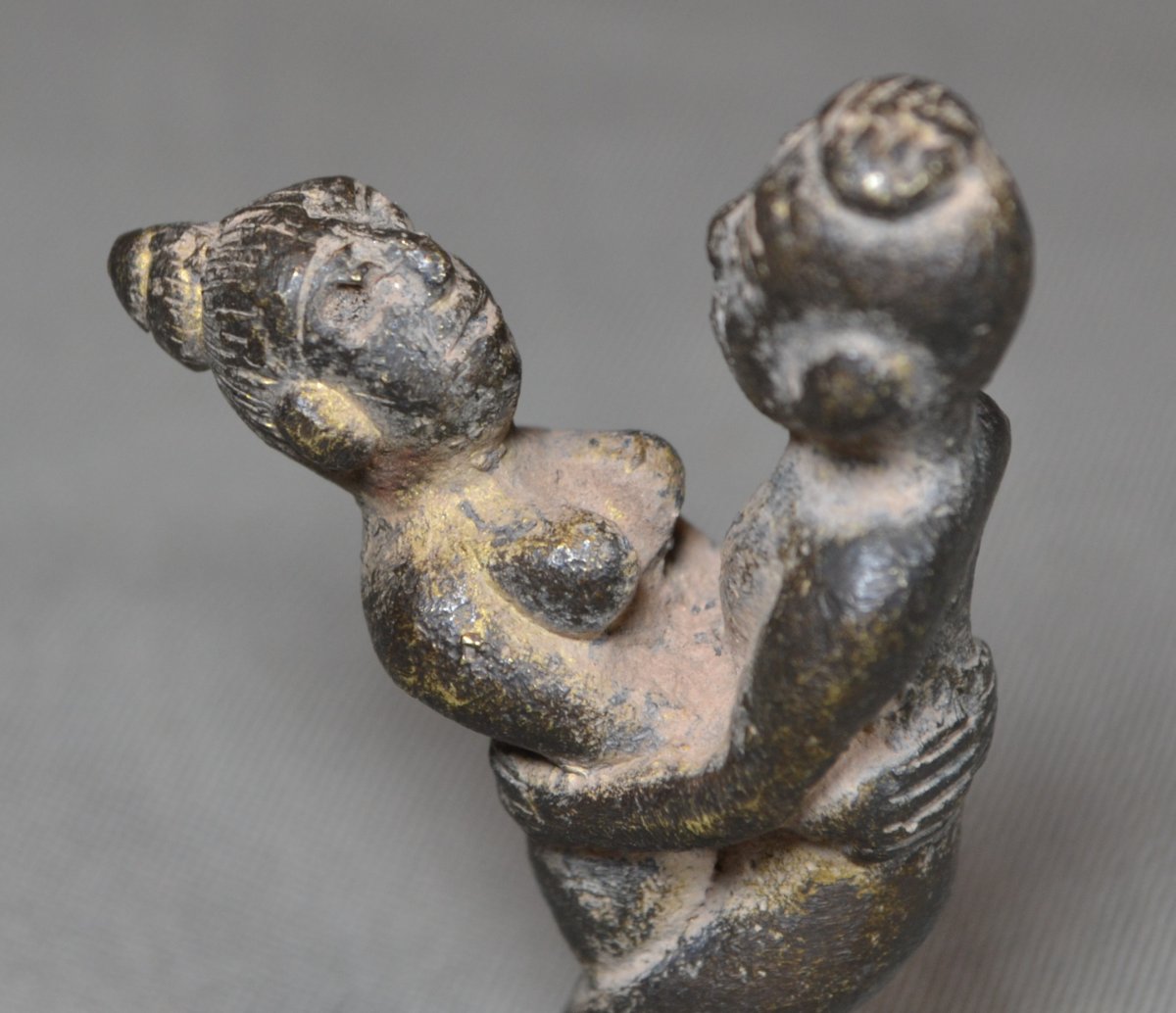  A Couple Embracing, Cast In Bronze. Southeast Asia, India, Ceylon, Kashmir. Antique. -photo-3
