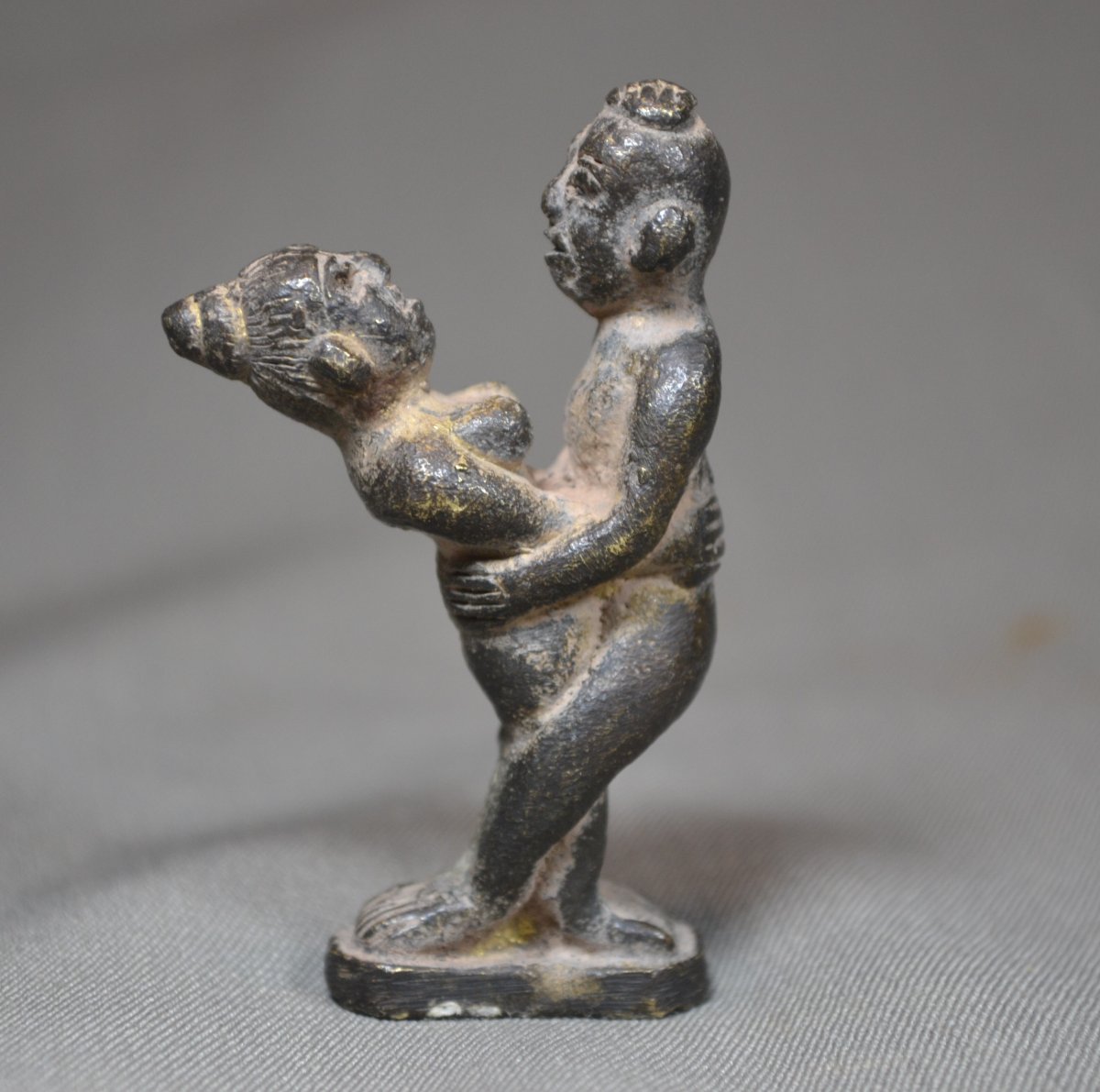  A Couple Embracing, Cast In Bronze. Southeast Asia, India, Ceylon, Kashmir. Antique. -photo-5