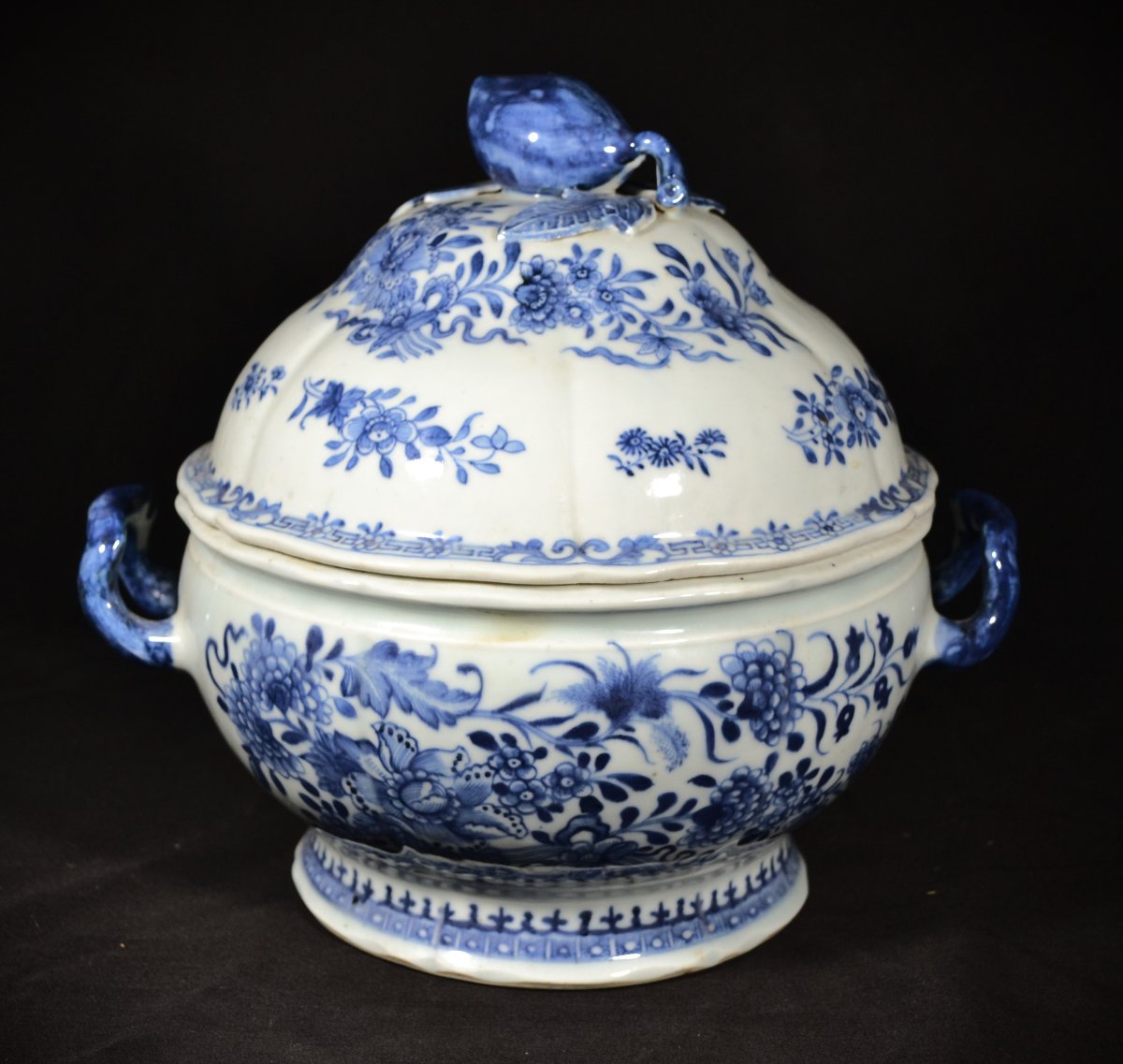 Hard-paste Porcelain Soup Tureen. Floral Design In Cobalt Blue. Asia, China, 18th Century. 