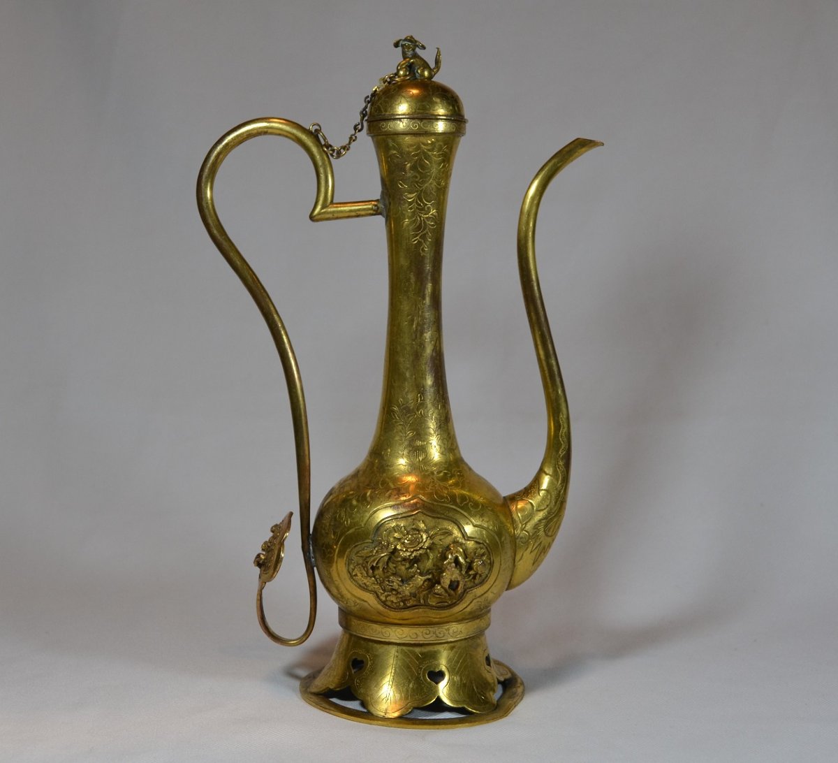 Aiguière en bronze et cuivre doré. Sawasa. Chine ou Japon 17° siècle. 
