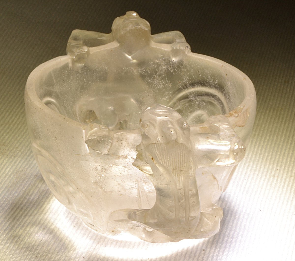 Coupe libatoire en cristal de roche sculpté de Chilong. Chine, dynastie Ming (1368–1644). -photo-4