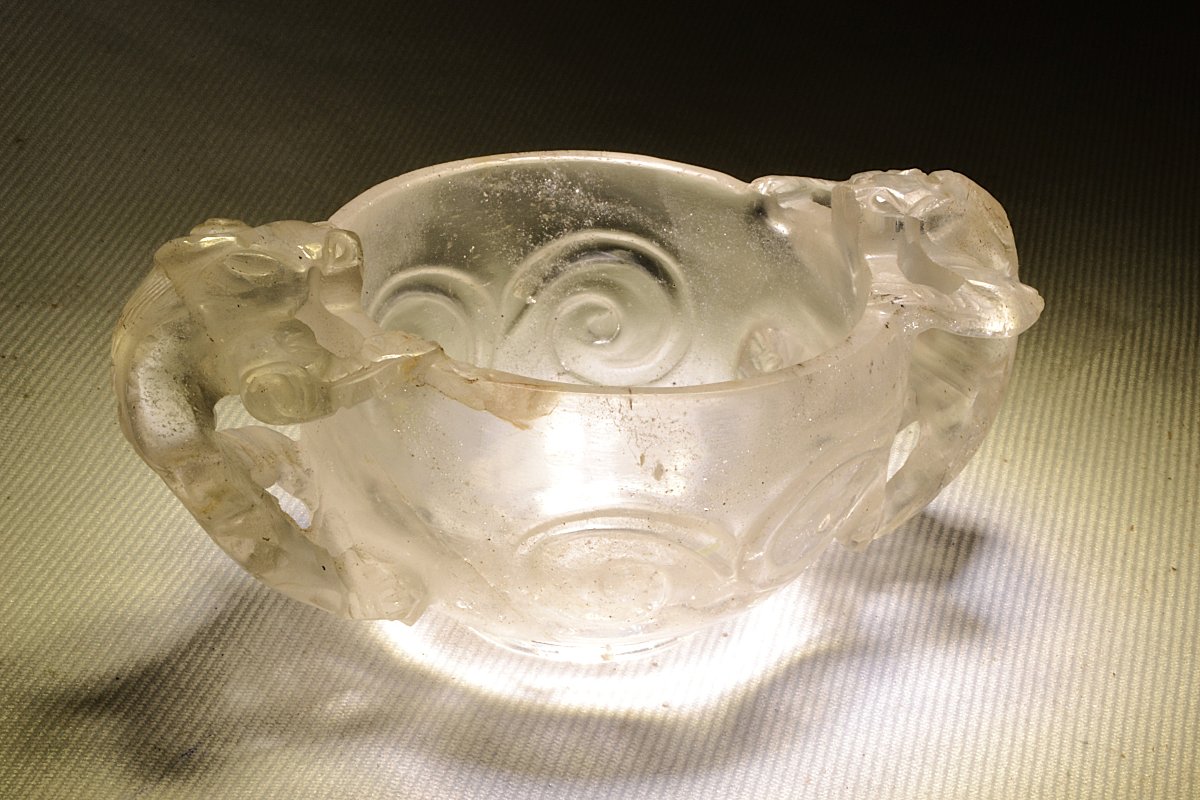 Coupe libatoire en cristal de roche sculpté de Chilong. Chine, dynastie Ming (1368–1644). 