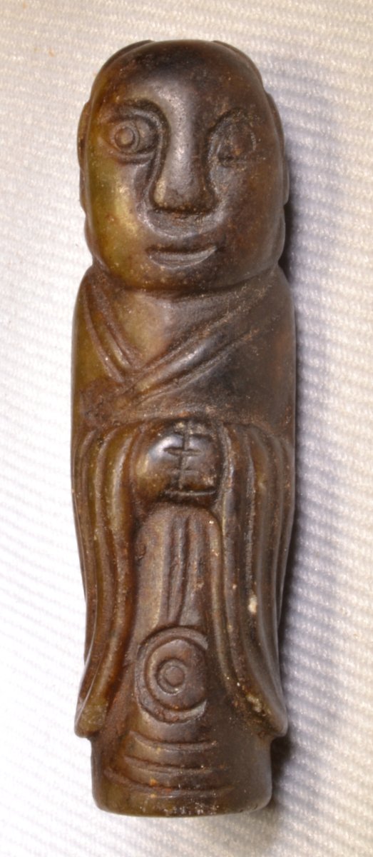 Pendentif anthropomorphe en jade. Chine, style archaïque, Zhou ,(Tchéou).-photo-1